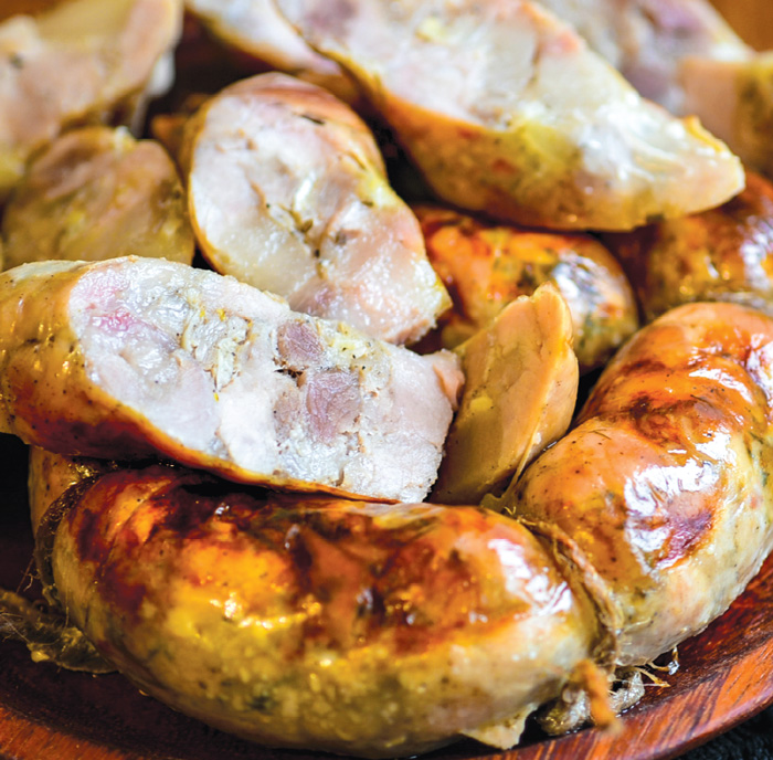 Сьогодні розповімо, як зробити ковбасу зі свинини - за старовинним українським рецептом з часником, а також з чорносливом