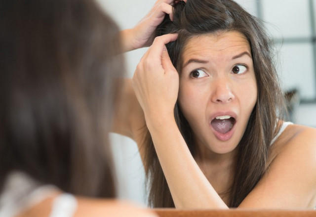 Жінки зі страхом чекають появи першого сивого волосся