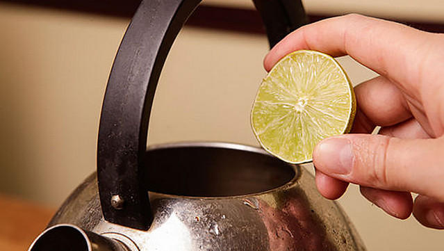 Лимонну кислоту можна замінити свіжими лимонами: нарізати крупно один-два лимона, прокип'ятити їх і залишити до охолодження