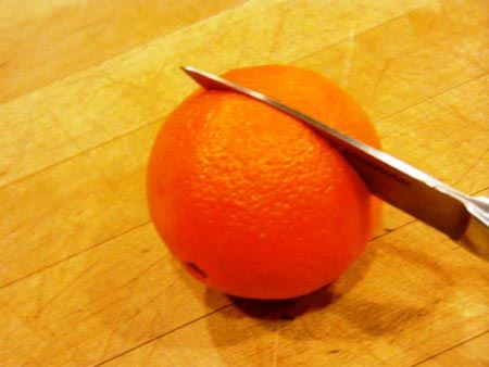 Візьміть дошку і гострий ніж, розріжте апельсини навпіл