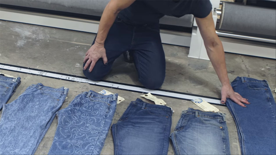 Праворуч - база (заготівля), ліворуч - джинси, які лазер з неї вирізав