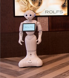 У них є помічник - робот, який також вітає клієнтів біля входу