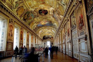 Лувр відкрив свої двері в якості музею ще в 1793 році, коли бушувала революція, тоді всі роботи об'єднали з церковними і продемонстрували широкому загалу