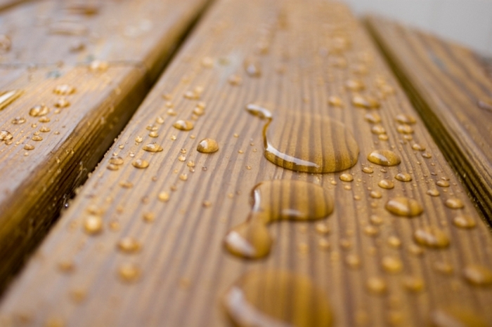 Акриловий лак, що виготовляється на основі   алкідно-уретанових смоли   , Для обробки дерев'яних поверхонь використовують як для внутрішньої обробки, так і для зовнішньої