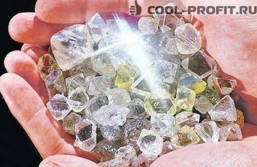 Інвестиції в діаманти з метою їх продажу на аукціоні припускають придбання великих дорогоцінних каменів, вага яких перевищує один карат