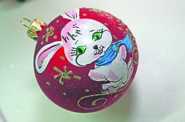 20 грудня 2010, 11:17 Переглядів:   МАЛЮЄМО НА ялинкову кульку   Дуже простий, можна сказати, дитячий малюнок на звичайному ялинковому кульці допоможе вам створити дійсно ексклюзивну іграшку на ваш смак