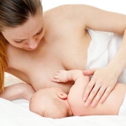 Зміна положення при годуванні дозволяє повноцінно у всіх частках спорожняти груди, мамі не втомлюватися, а малюкові активно спілкуватися з мамою при годуванні