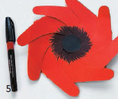 Чорним перманентним маркером намалюйте на лопатях вертушкі- «квітки» навколо чорної серединки часті штрихи, щоб «розпушити» її