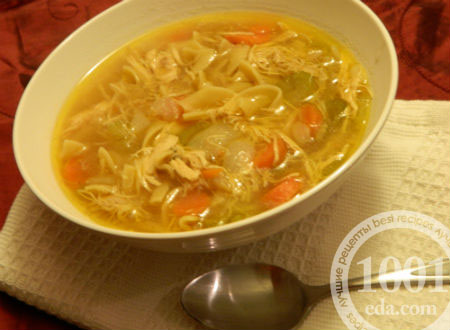 Щоб приготувати легкий вермішелевий суп з куркою, вам буде потрібно: будь-який шматочок курячої тушки, 1 морквина, 1 цибулина, 2 л води, 2 картоплини, жменю вермішелі, сіль, зелень кропу і петрушки