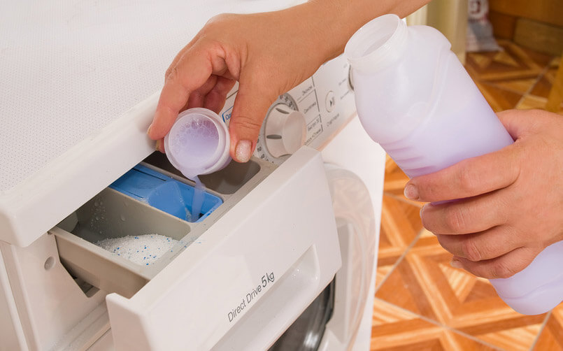 Перед пранням перевірте постільна білизна на наявність плям і обробіть їх засобом для виведення плям або милом